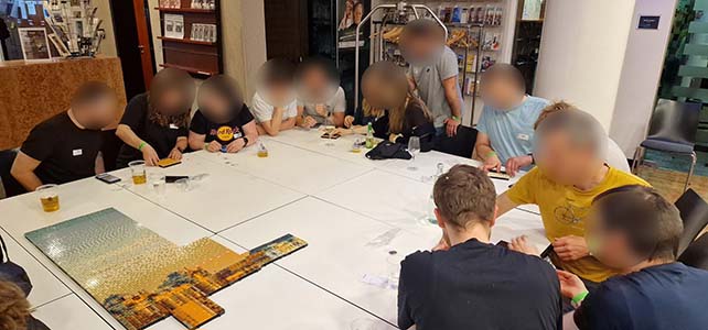 Team arbeitet gemeinsam an Brixelart