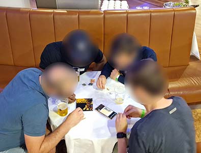 Kollegen besprechen Farben und Muster